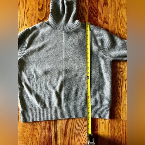 THEORY - Women’s 100 percent cashmere two-tone gray turtleneck sweater - petite - Picture 6 of 9